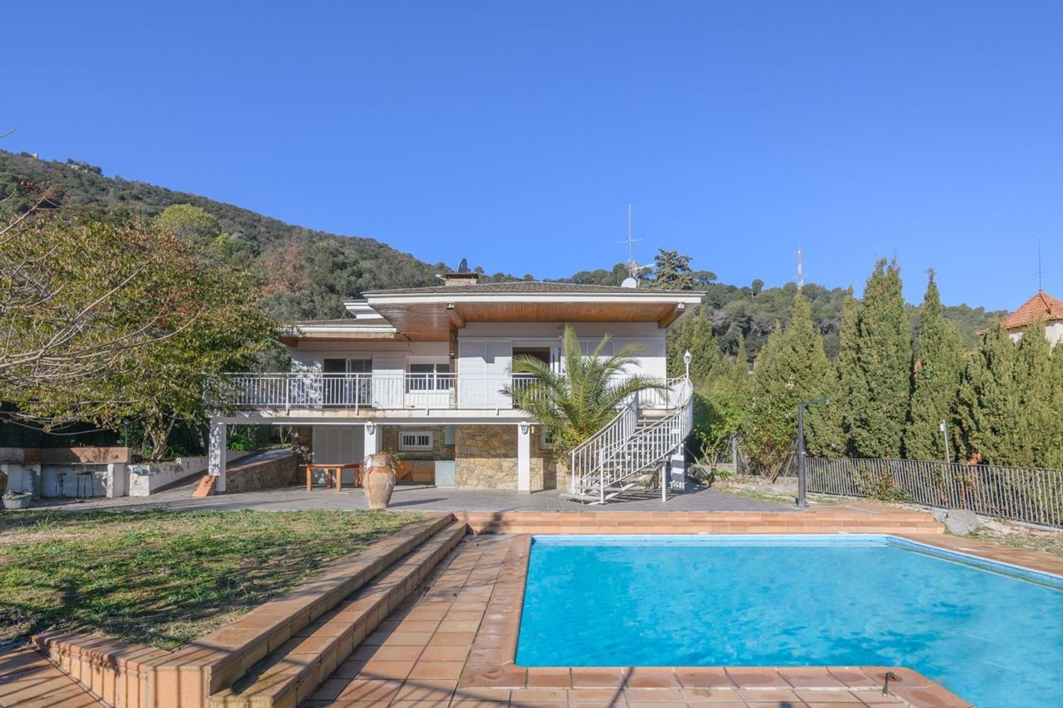 Casa con Piscina y Vistas al Valle